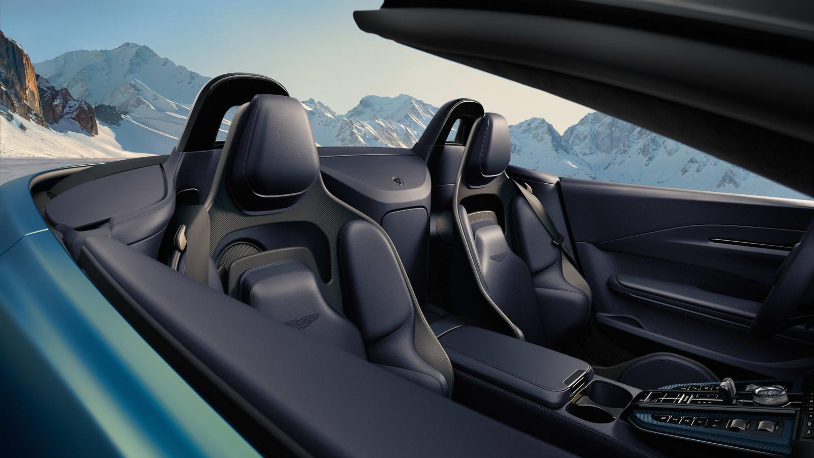 رغم تطرف شكل مقاعد السيارة وإنحيازها لعالم السباقات إلا أنها توفر مستويات راحة عالية - المصدر: Aston Martin