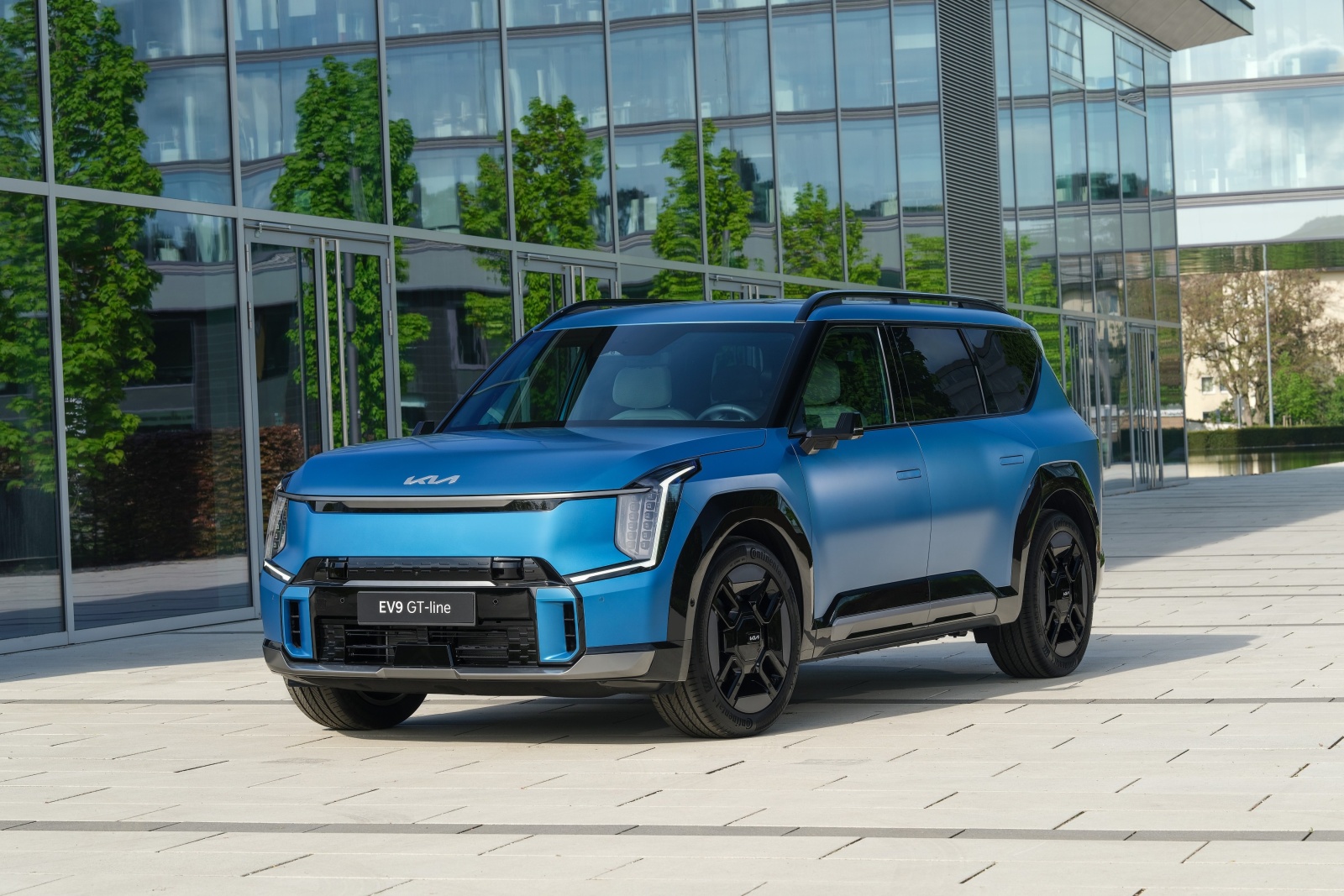تتمتع EV9 بمظهر خارجي يوحي بالقوة مع وضعية قيادة مرتفعة عن الطريق شأنها بذلك شأن أي سيارة SUV تعمل بمحرك إحتراق داخلي- المصدر: KIA