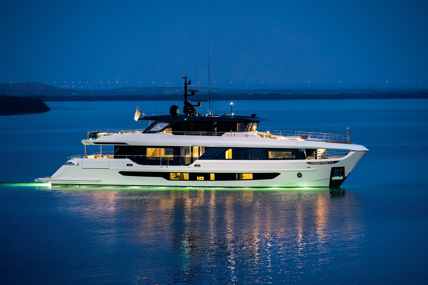 نجح الفريق المشرف على رسم خطوط Majesty 100 Terrace بجعله قادرًا على إخفاء مساحاته الداخلية الواسعة خلف جسم رياضي عصري ، المصدر: Gulf Craft