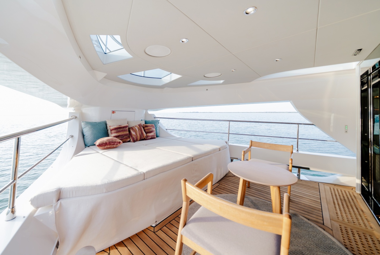 الشرفة الأمامية التي تعطي لليخت تسميته ، المصدر: Gulf Craft