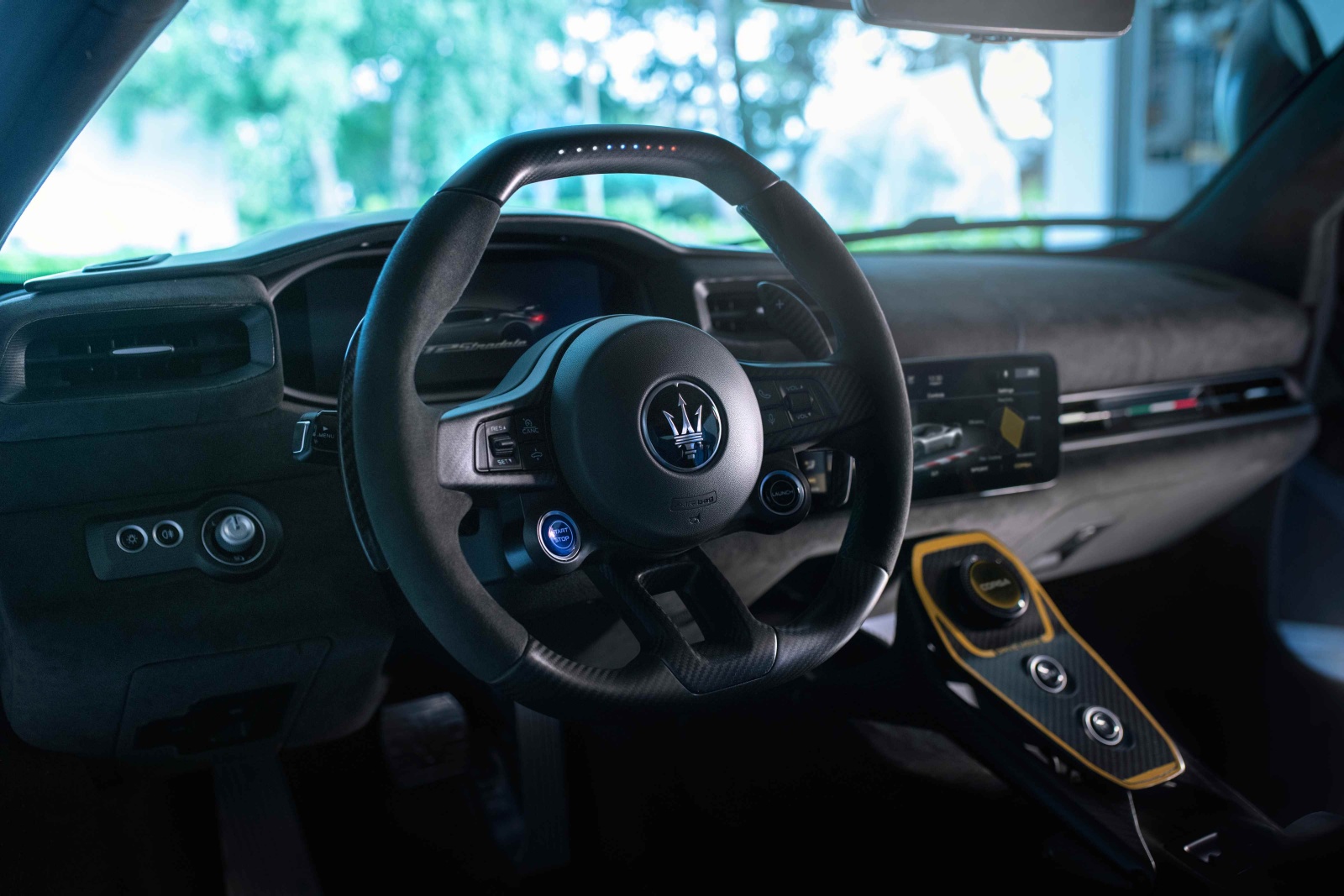 يتمتع المقود بمصابيح تنبيه من سرعة دوران المحرك مدمجة ضمن لمسة تصميمية راقية - المصدر: Maserati