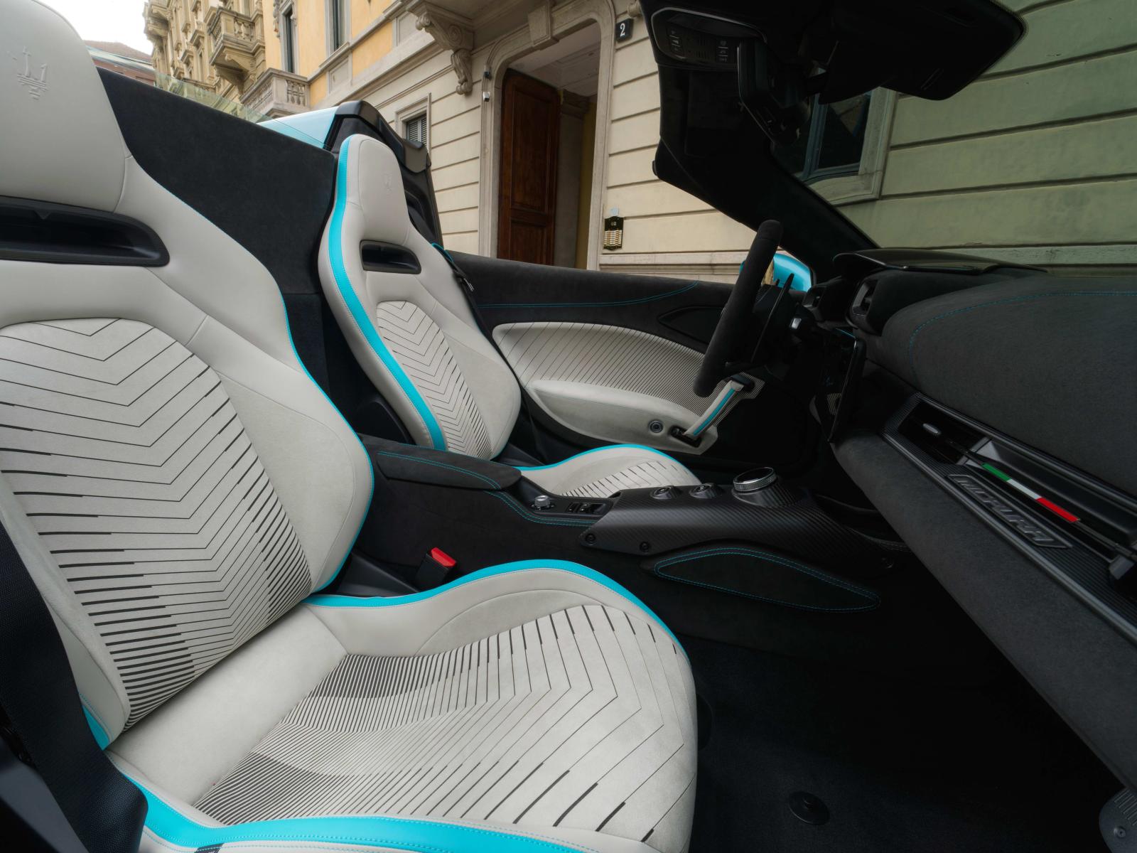 تتمتع المقاعد بمادة ألكنتارا المحفورة بالليزر - المصدر: Maserati