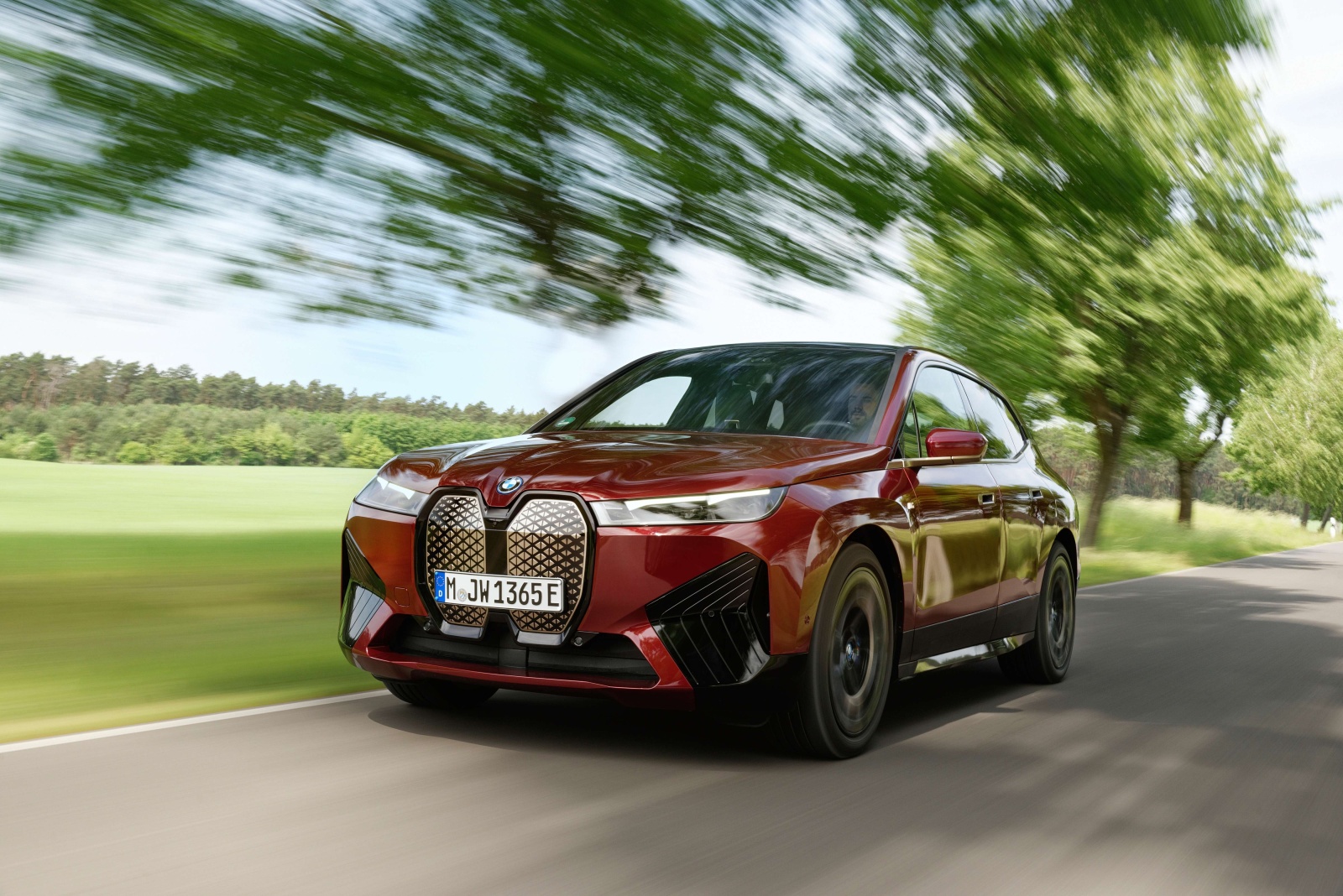 تتوفر IX بخيارين، الأول هو xDrive50، مع قوة 516 حصانًا. أما الثاني فهو ضمن الفئة M60 العالية الأداء مع  قوة مذهلة تبلغ 610 حصانًا - المصدر: BMW