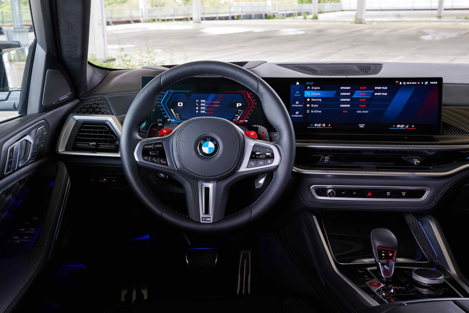  تتمتع X6 M بمقصورة قيادة تسير على خطى أحدث ما يتوفر لدى سيارات BMW الحديثة من حيث التجهيزات المتطورة والروح الرياضية العالية - المصدر: BMW