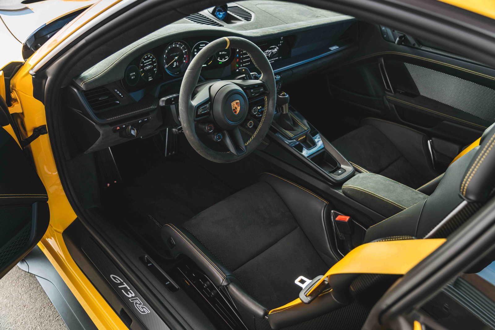 مقصورة قيادة رياضية بإمتياز مع الكثير من العملانية ومادة ألكنتارا - المصدر: Porsche 