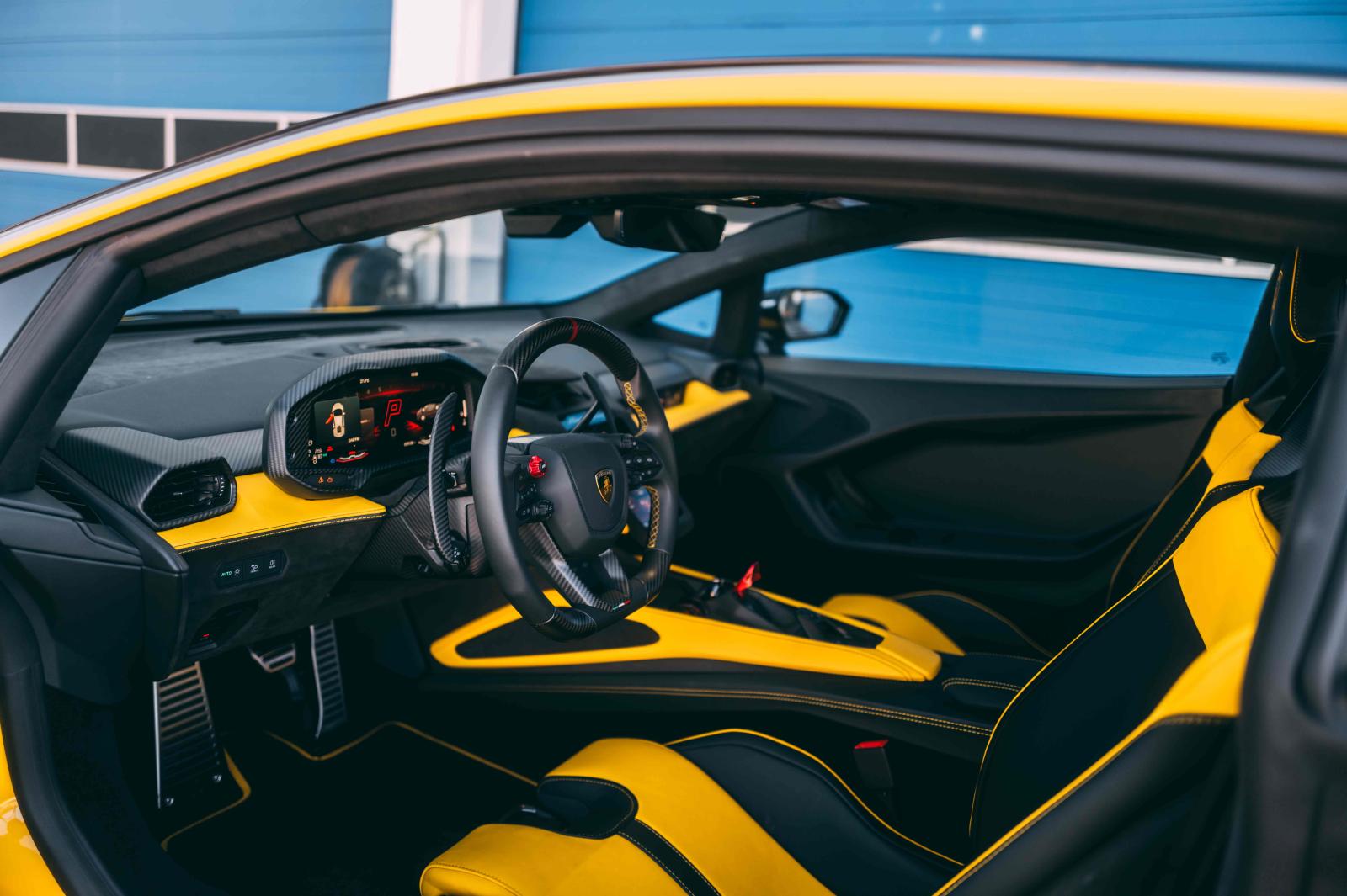 تعتمد مقصورة لامبورغيني على تصميمٍ مستوحى من قمرة قيادة الطائرات المقاتلة – المصدر: Lamborghini