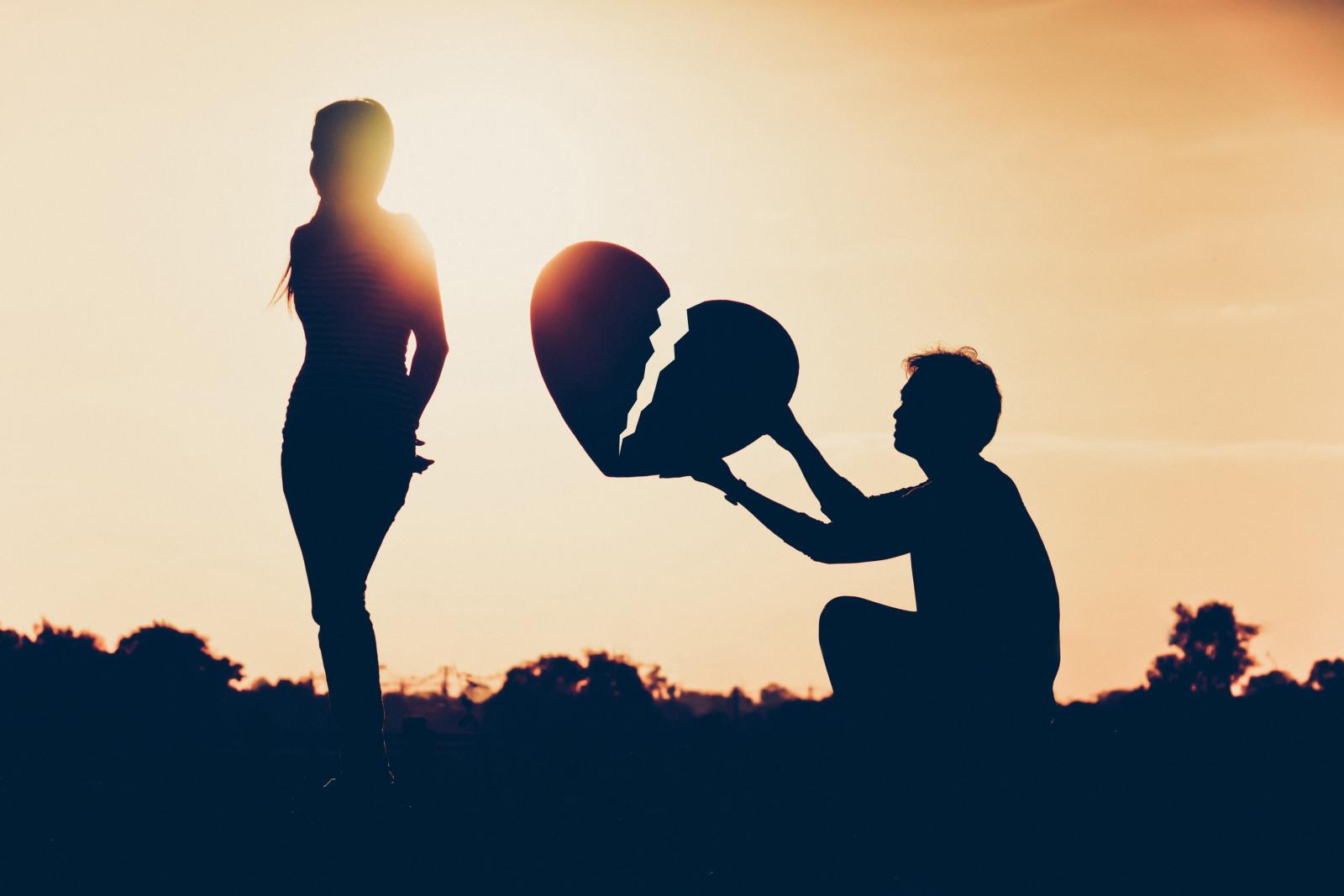 رجل يخشى أن تتركه زوجته تعبيرية عن أسباب سوء الفهم بين الطرفين