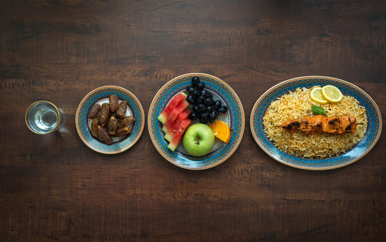 مائدة رمضان تعبيرية عن كيف يؤثر اختيار الطعام على الحرق في رمضان؟