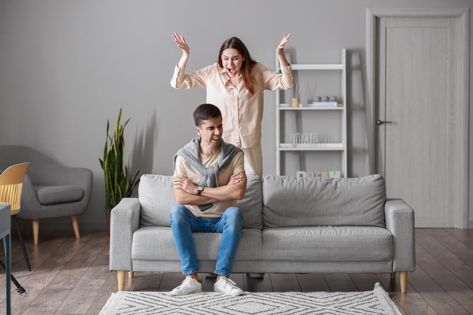 اللوم من علامات الزوجة المتلاعبة