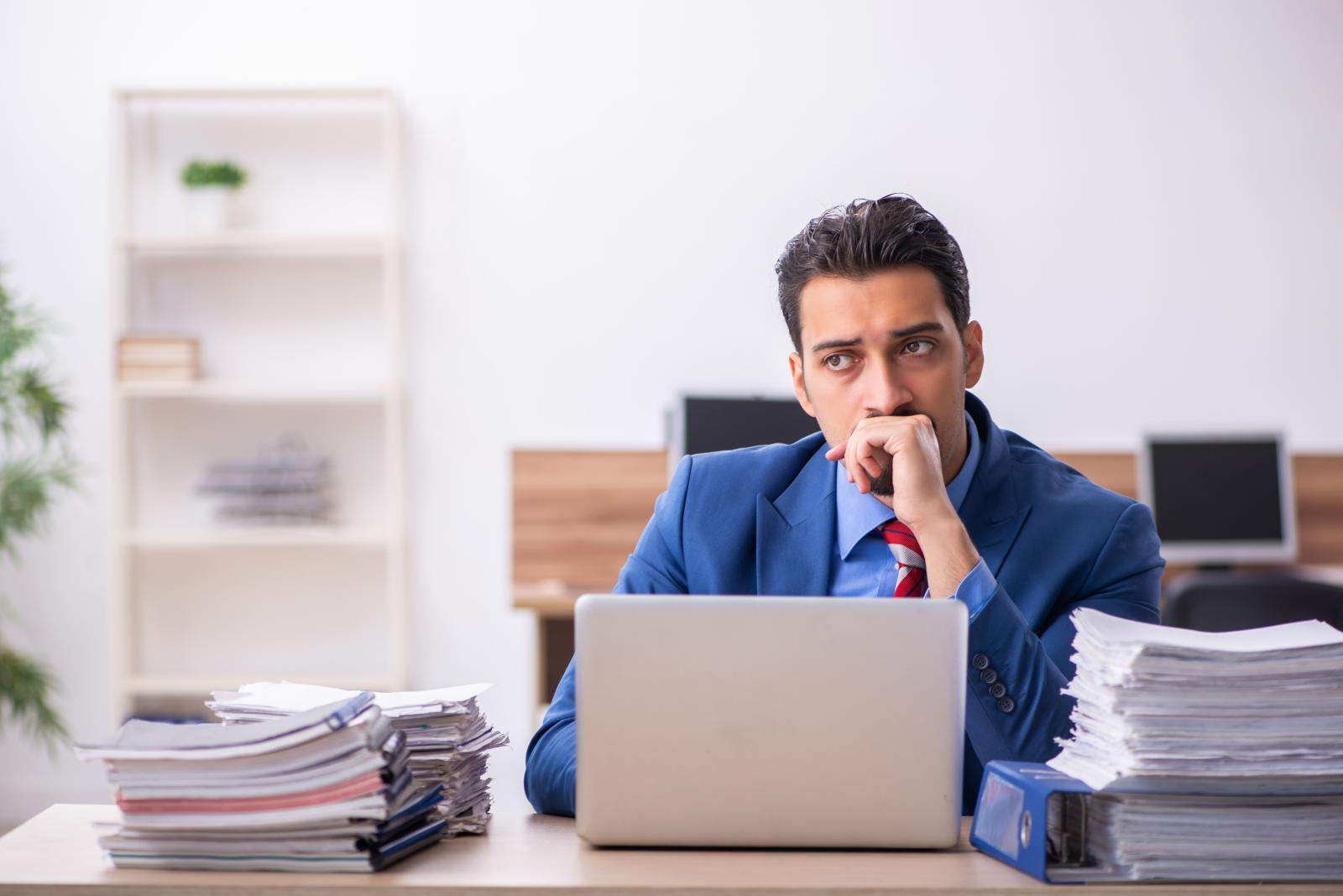 رجل في العمل يفكّر تعبيرية عن التفكير الزائد والكمالية