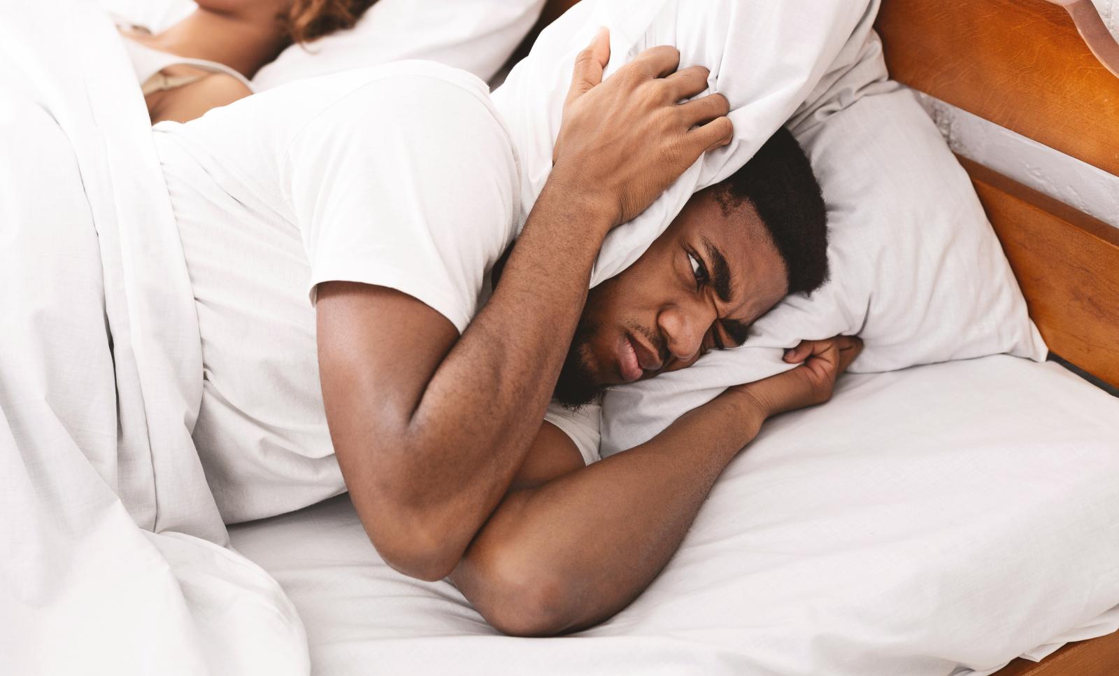 الشخير من الأسباب الحيوية لطلاق غرفة النوم بين الزوجين