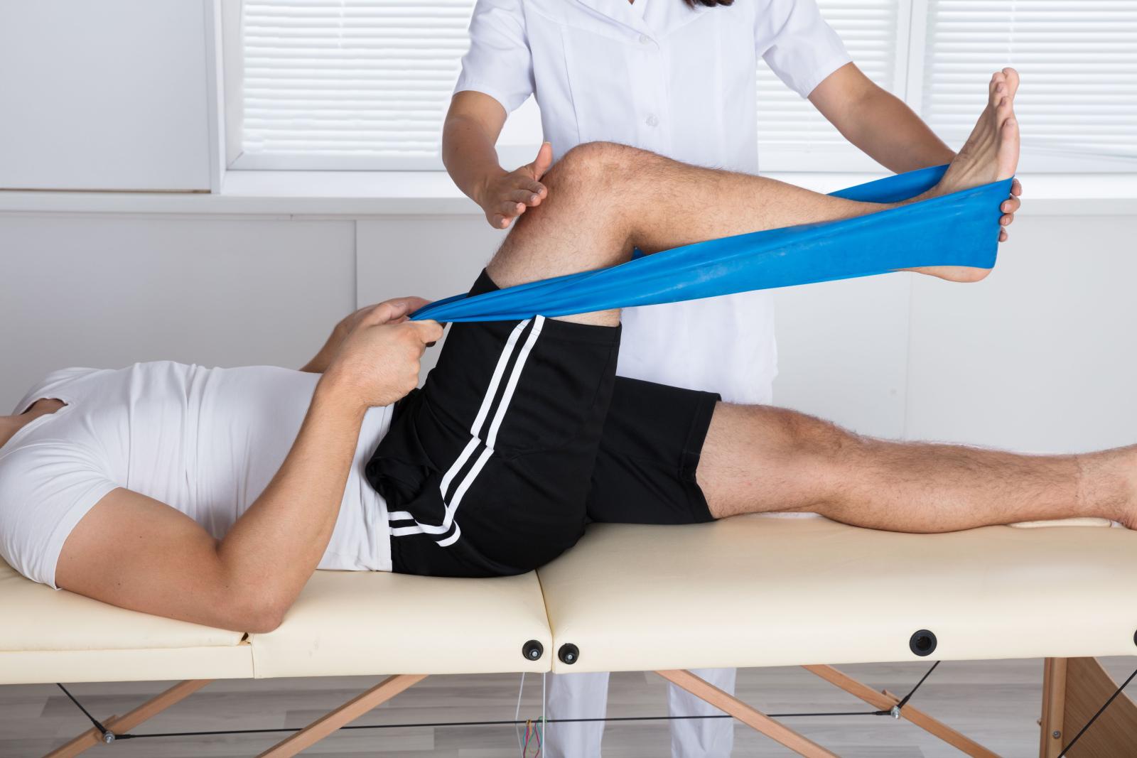 تمارين التمدد أحد طرق العلاج الطبيعي لعلاج مشاكل الفقرات