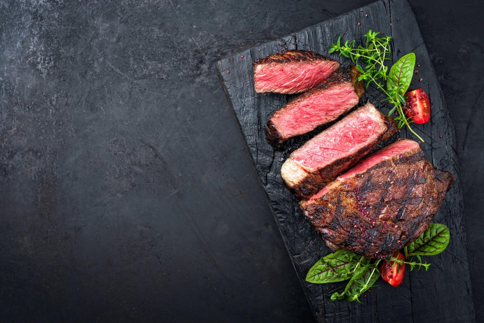 لحوم حمراء مطهية تعبيرية عن المقارنة بين الرجيم النباتي واللحوم في التأثير في البروستاتا