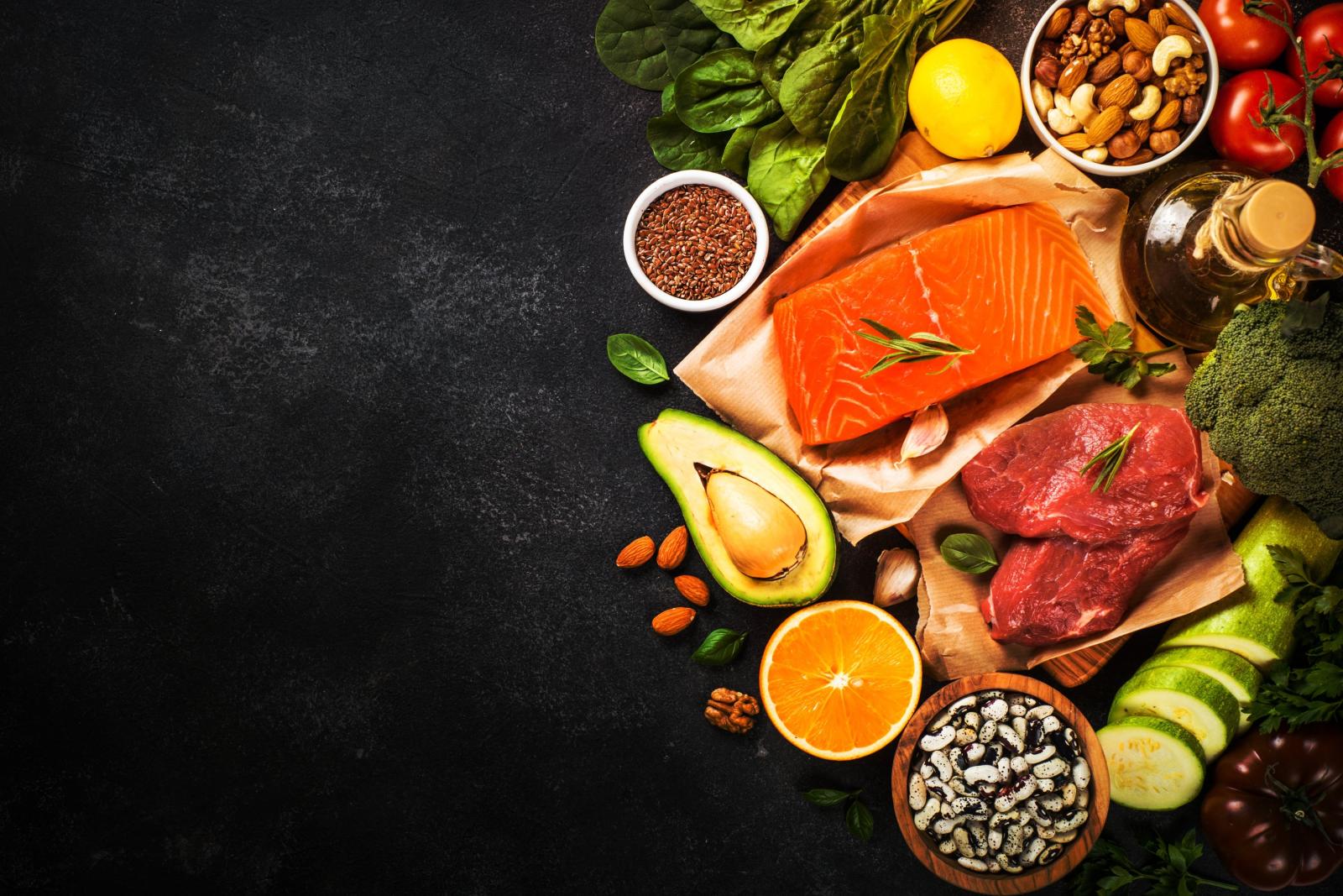 مجموعة متنوعة من الطعام تعبيرية عن النظام الغذائي المتوازن لفقدان الوزن