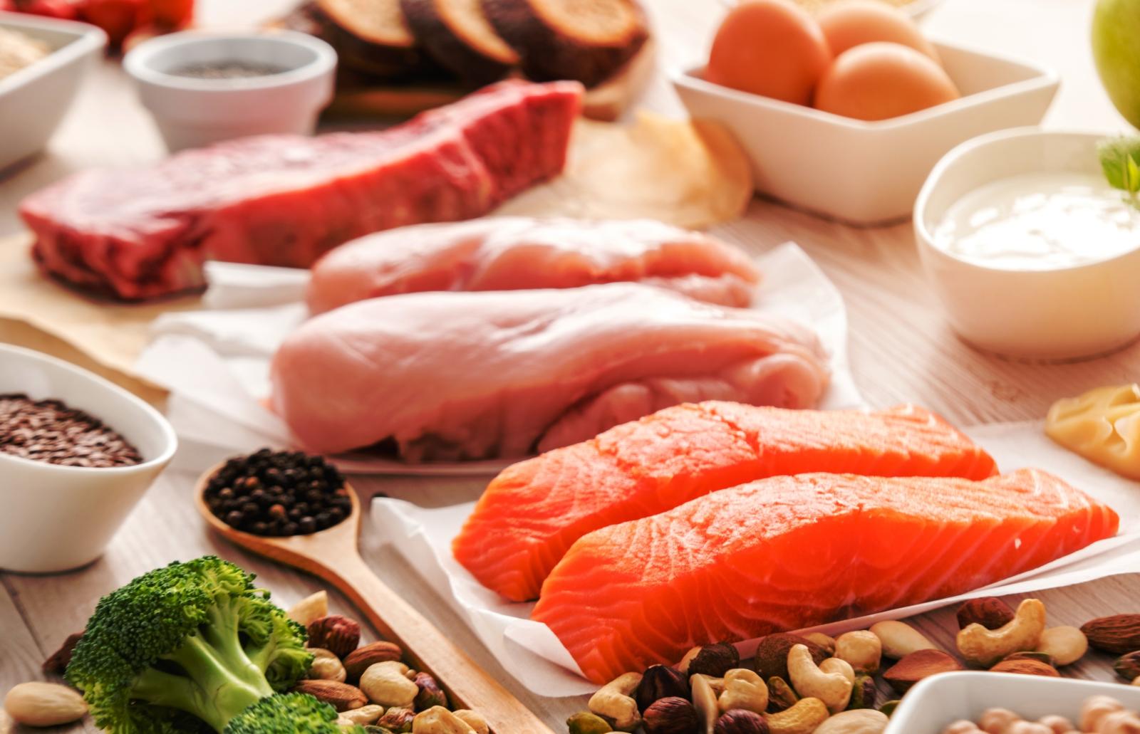 مجموعة من اللحوم والبيض تعبيرية عن تحديد احتياجات البروتين في نظام التنشيف