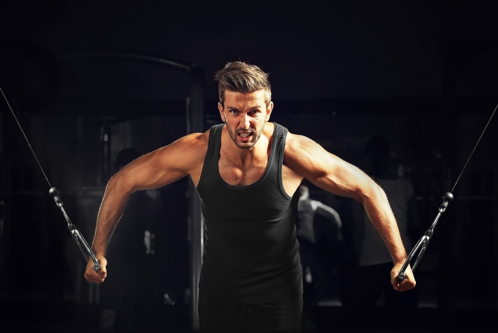 رجل يمارس تدريبًا تعبيرية عن تدريبات المقاومة لزيادة التستوستيرون عند الرجال