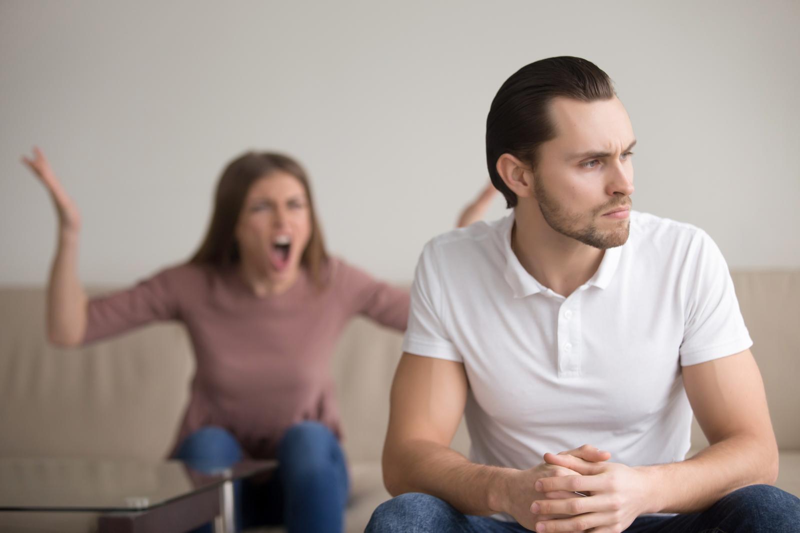 تسرب المزاج السيء إلى الزوجة من آثار ضغوط العمل على العلاقة