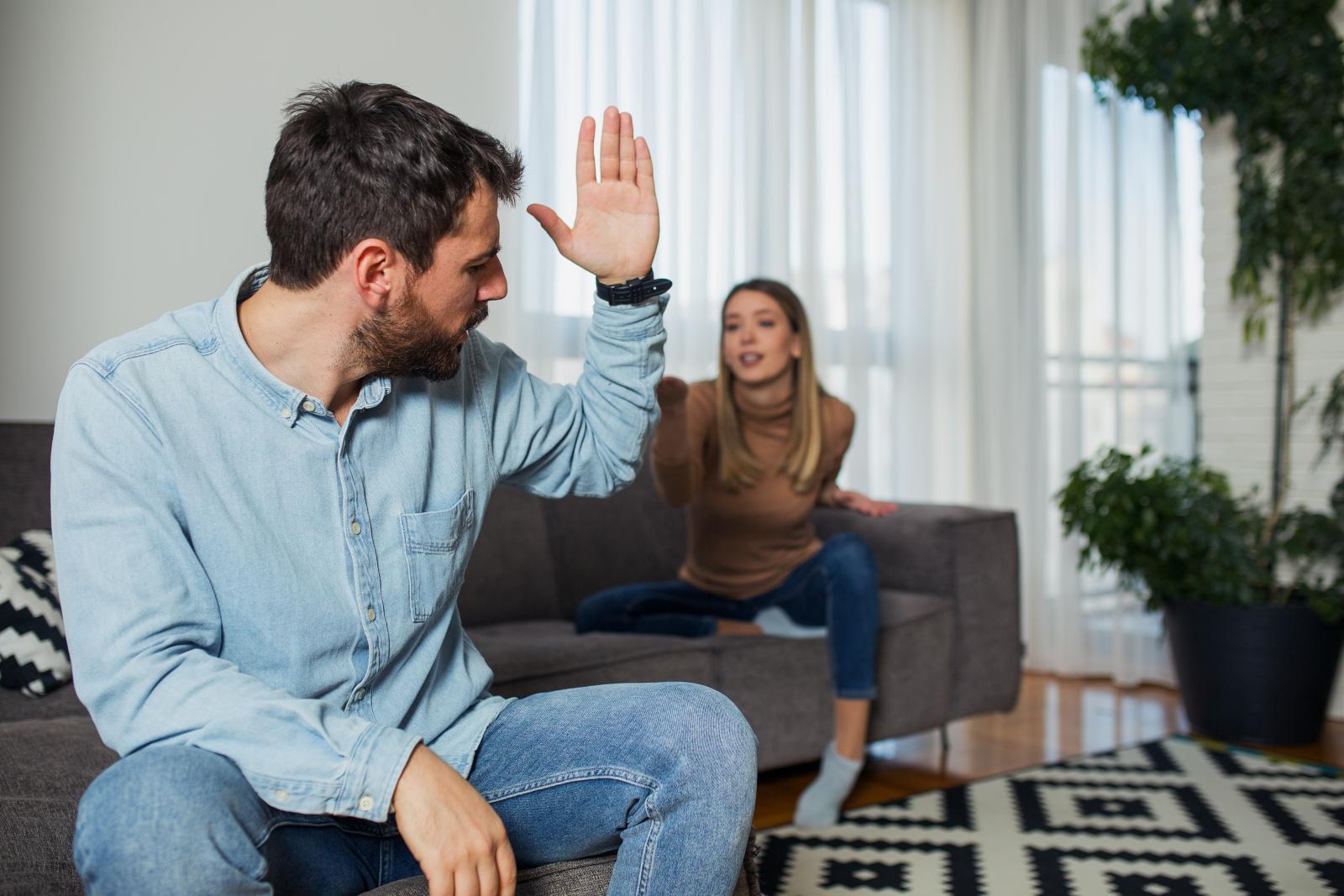 سُرعة الغضب وشدّته من العلامات الدالّة على حاجة الرجل إلى ضبط مشاعره