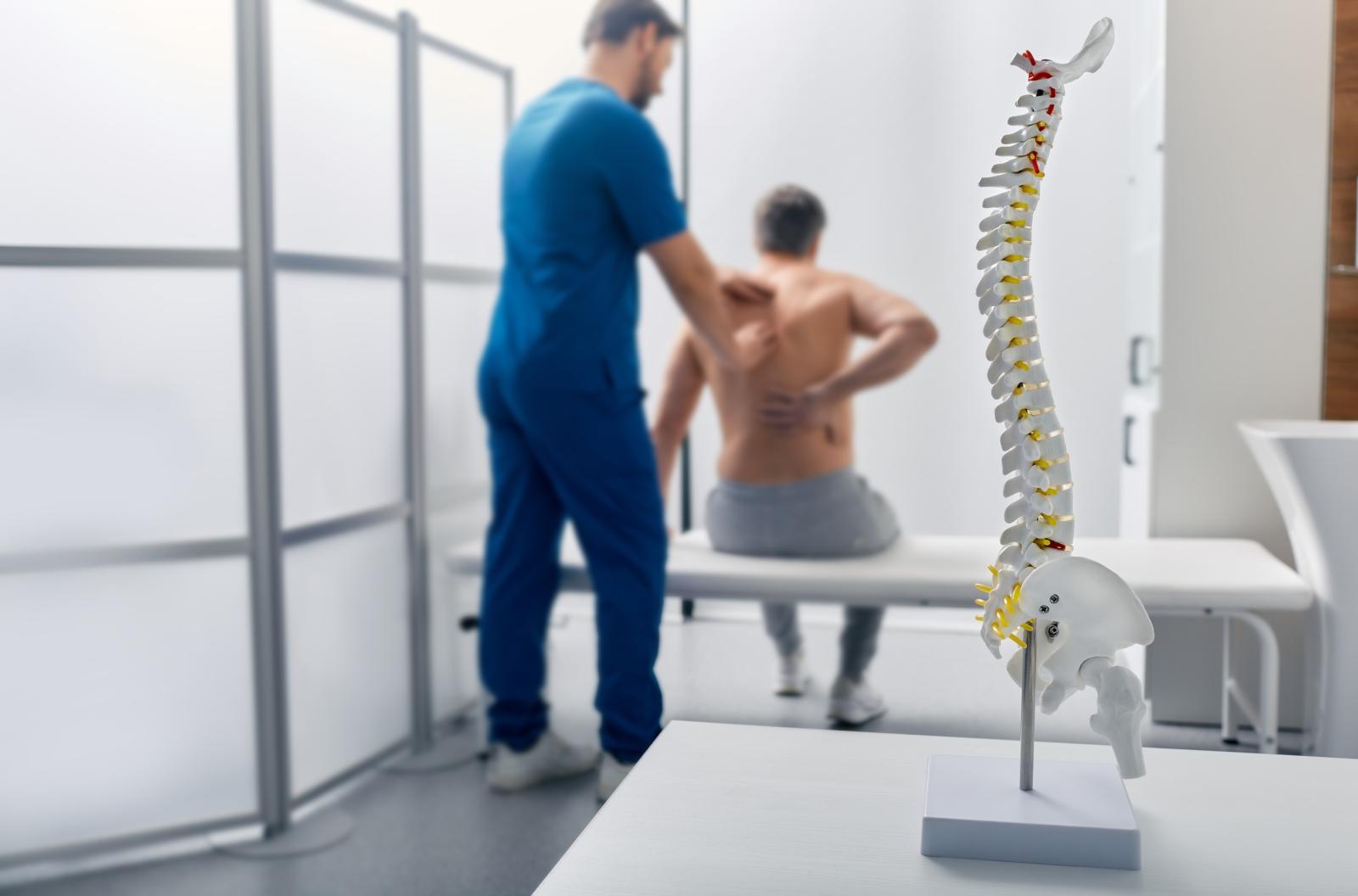 العلاج الطبيعي أحد حيارات علاج أعراض تقوس الظهر