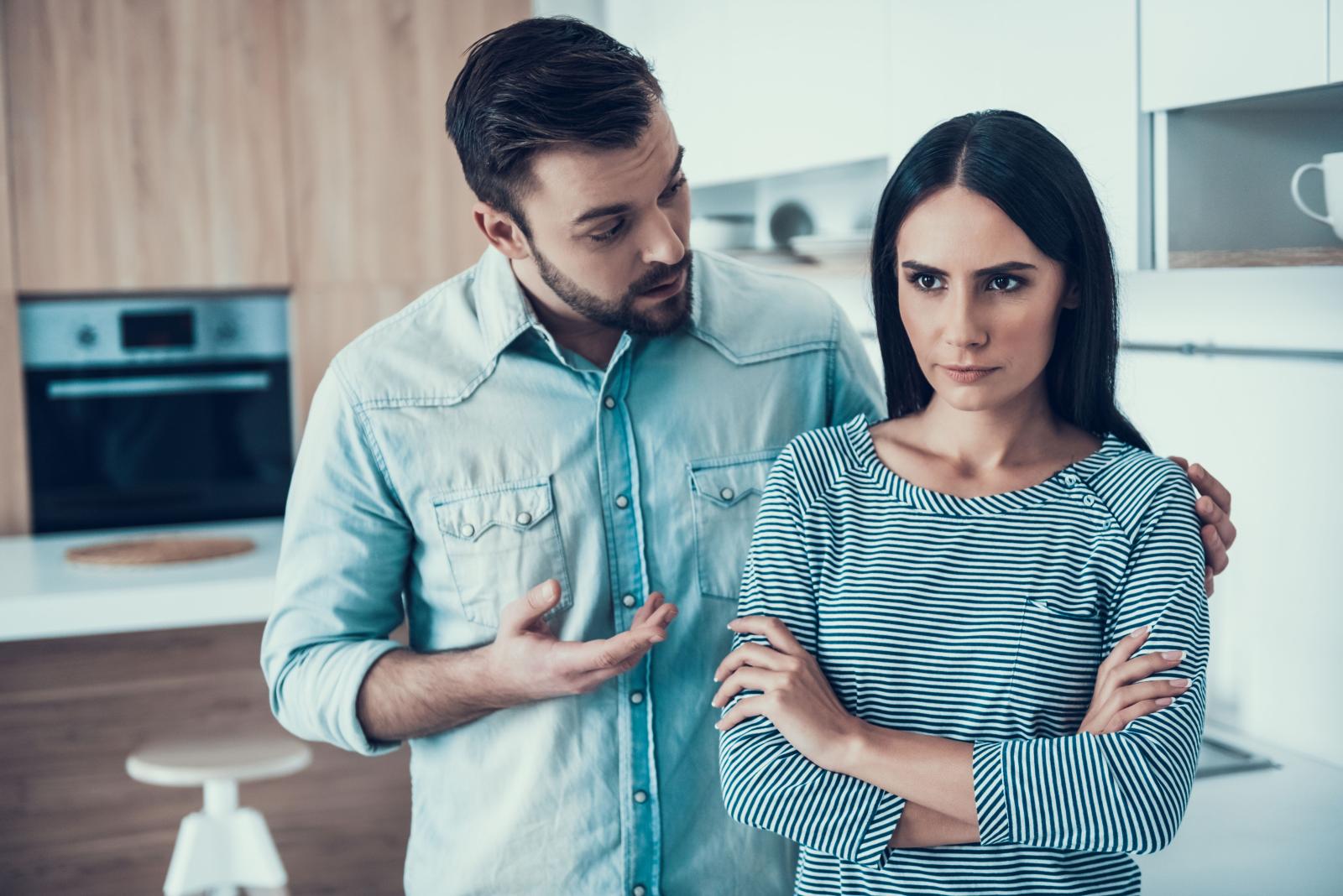 غياب التأثّر رغم إظهار المشاعر من علامات البرود العاطفي بين الأزواج