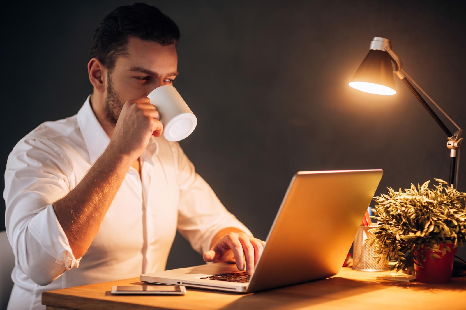 القهوة غنية بالكافيين ومضادات الأكسدة لتحسين التركيز والأداء العقلي