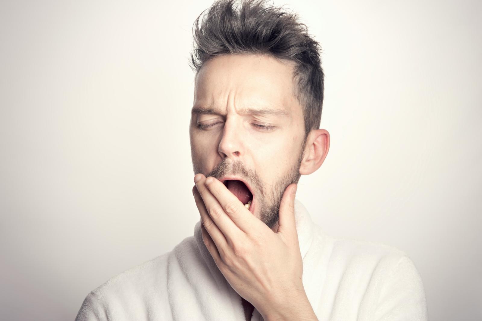 التنفس العميق والحركة وتبريد الجسم استراتيجيات وقف التثاؤب