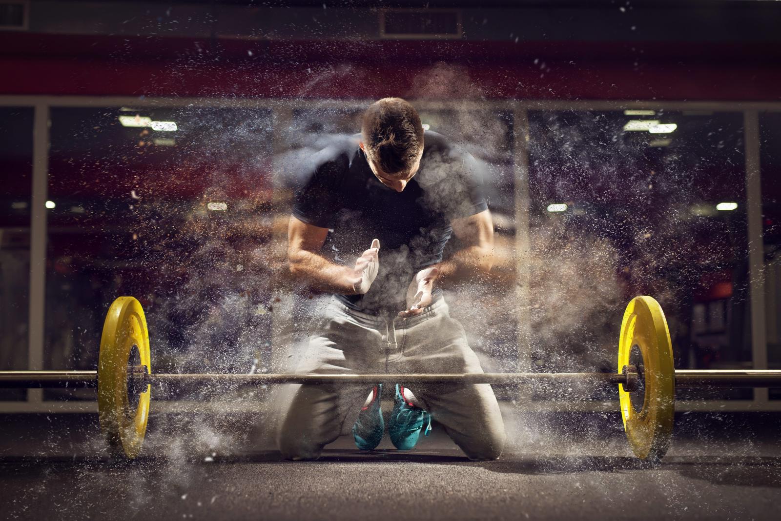 رجل يرفع الأثقال تعبيرية عن مثال عملي لبرنامج Madcow 5×5