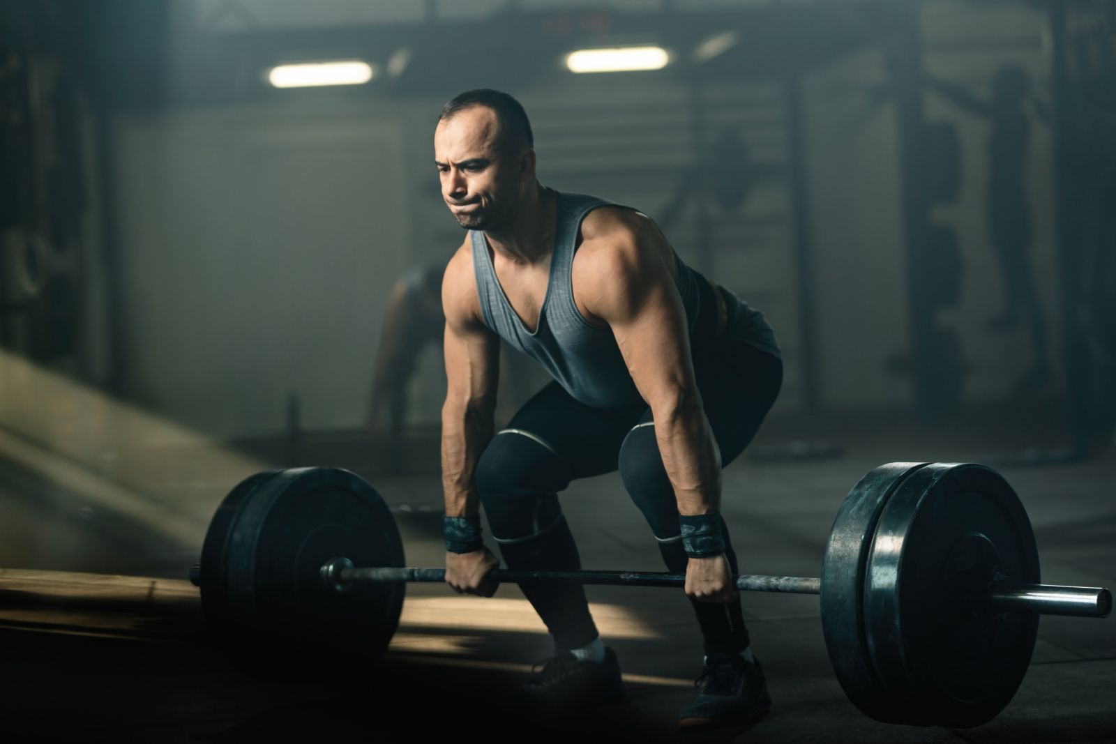 تمرين الرفعة الميتة تعبيرية عن مرحلة التطوير في خطة Progressive overload مبسطة للرجال