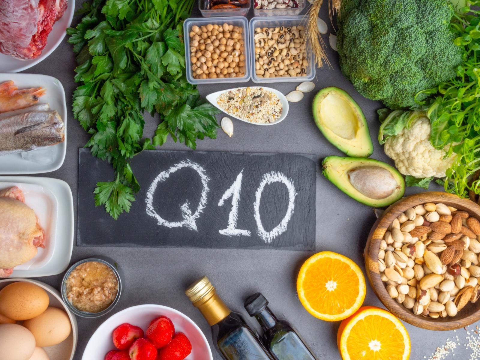 الأفوكادو والمكسرات والأسماك الدهنية من مصادر CoQ10 الغذائية