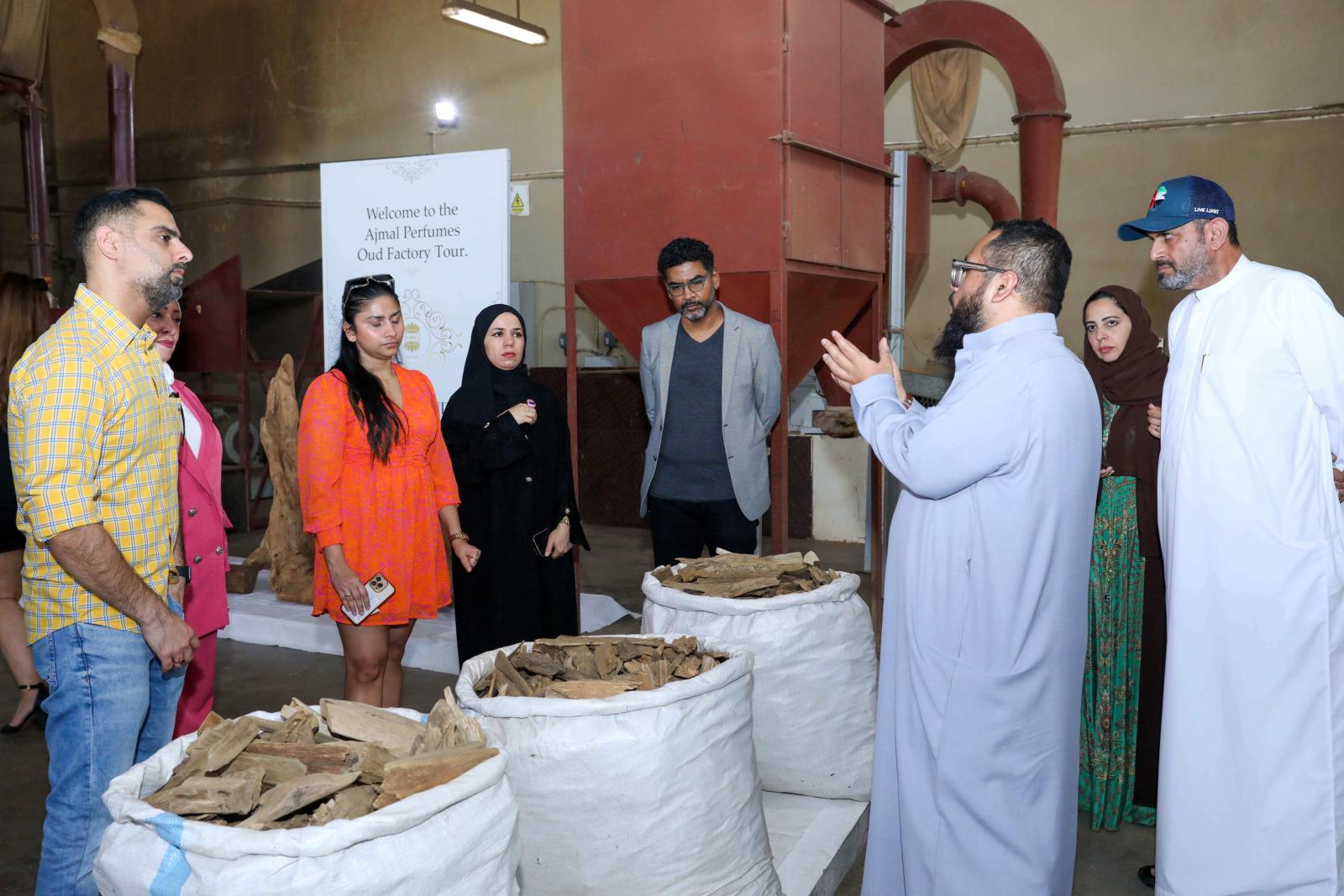 من قلب مصنع العود في أجمل، تبدأ الرحلة التي تسبق ولادة العطر