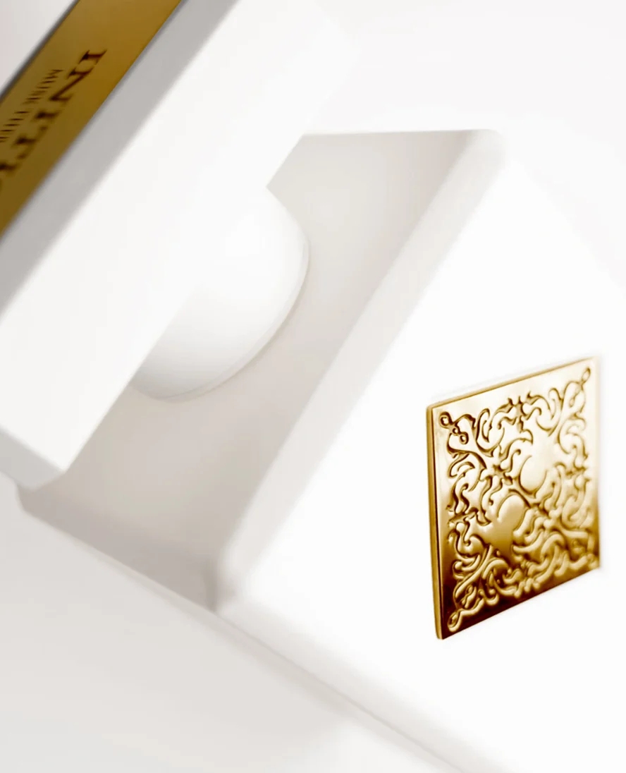 تصميم الزجاجة باللون الأبيض بلمساته الذهبية يعكس طابع العطر النقي والفخم.