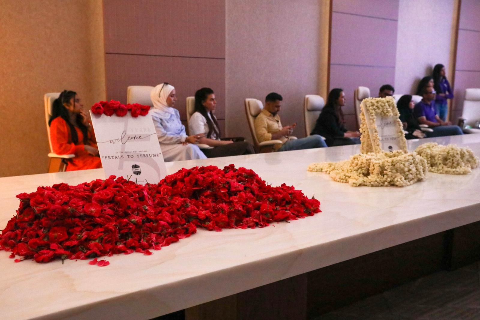 جانب من ورشة صناعة العطور التفاعلية التي أتاحت للحضور فرصة استكشاف فن بناء العطر وموازنة النفحات المختلفة