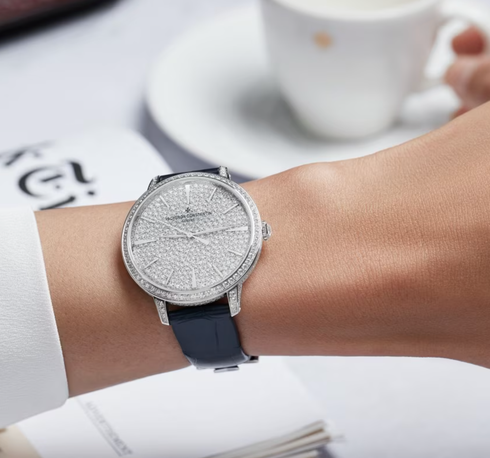 ذهب أبيض مرصّع بالكامل بالألماس ضمن تصميم كلاسيكي 