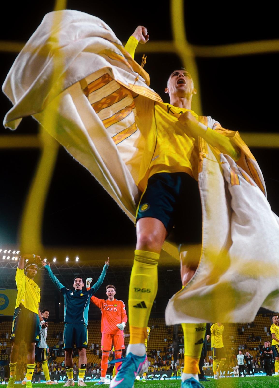 كريستيانو رونالدو يرتدي بشت "المعلمة"