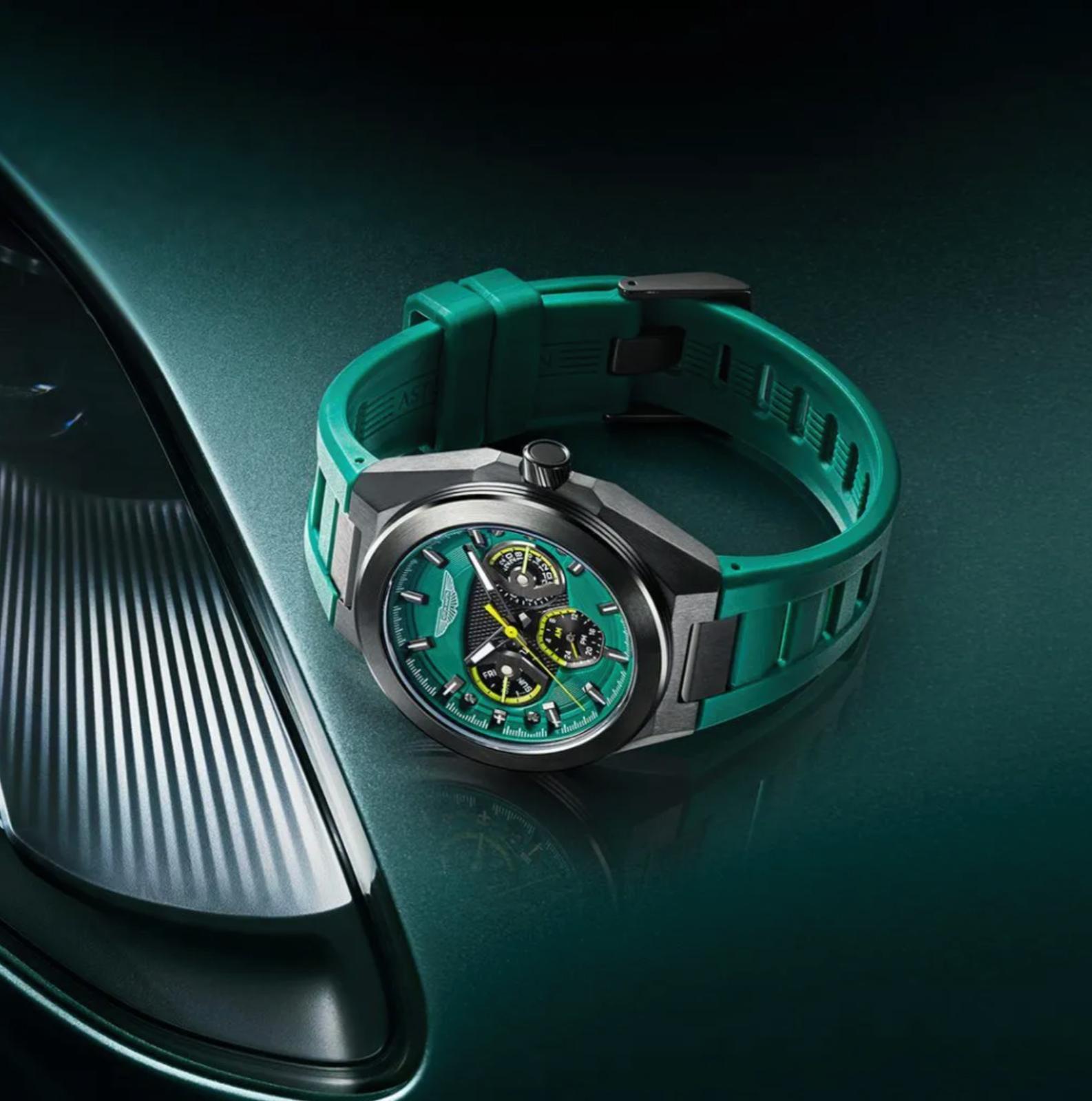 TKS IP Podium Green بسوار مطاطي أخضر وميناء مستلهم من عدّادات سيارات Aston Martin 