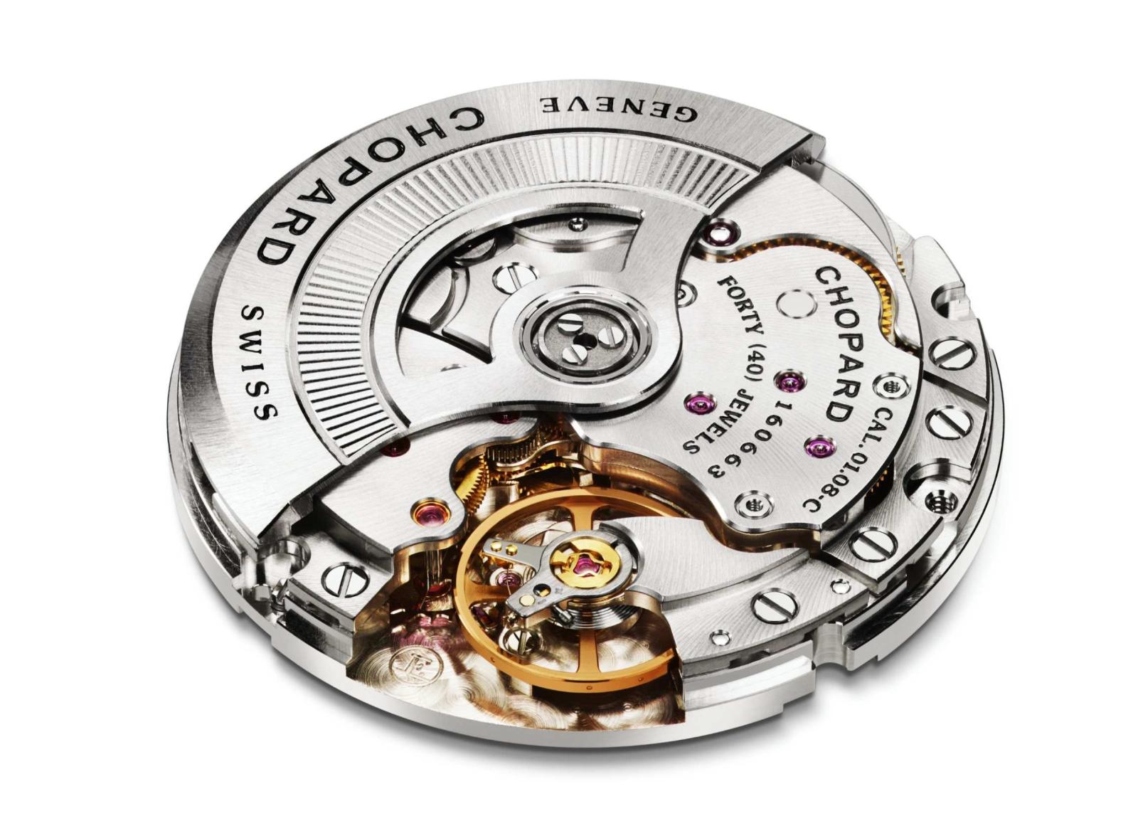 لقطة تكشف البراعة الميكانيكية لعيار Chopard 01.08-C، الحركة الذاتية التعبئة التي تمنح ساعة Mille Miglia GTS Power Control Grigio-Blu دقتها المعتمدة بشهادة الكرونومتر واحتياطي طاقة يصل إلى 60 ساعة
