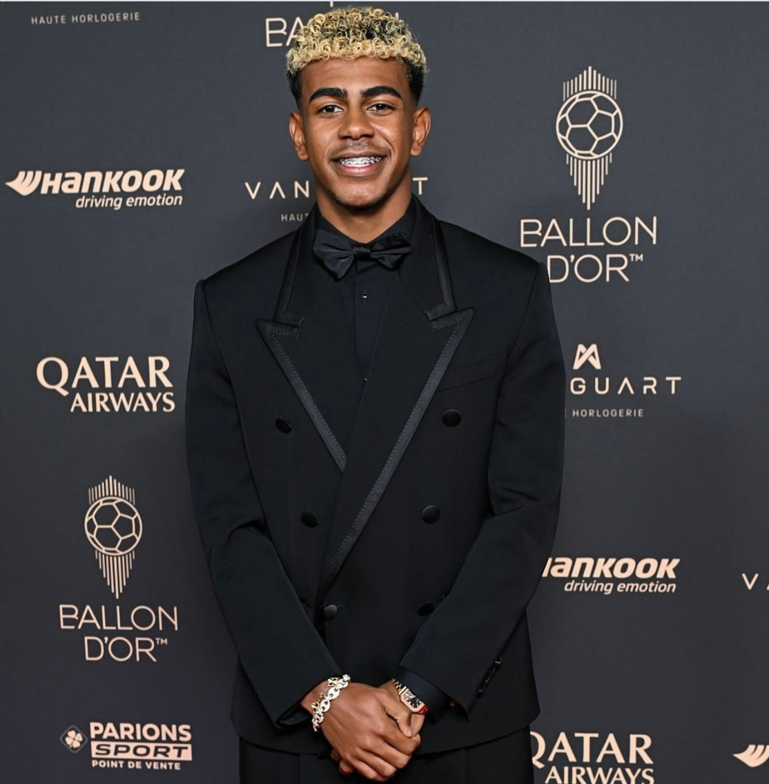 لامين يامال خلال حضوره حفل الكرة الذهبية، مرتديًا ساعة Patek Philippe Cubitus. 