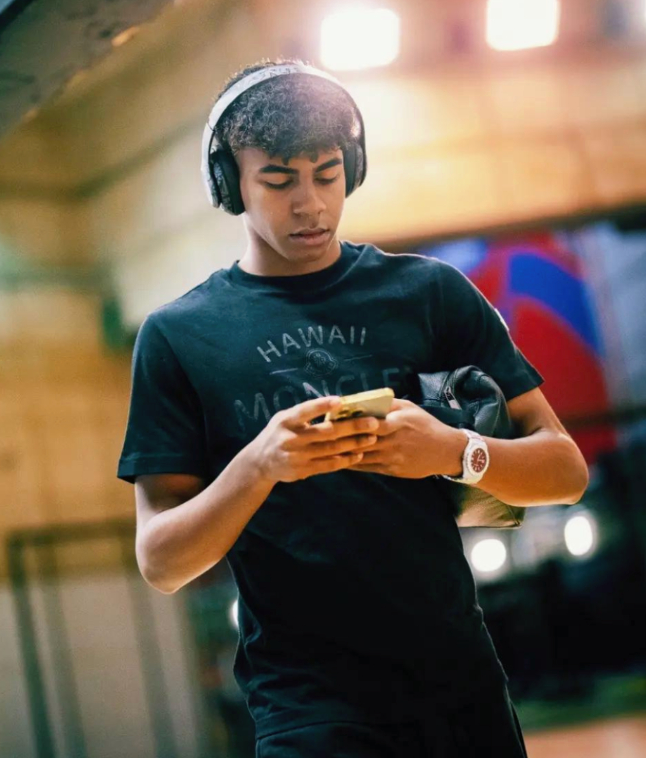 لامين يامال بإطلالة كاجوال مرتديًا ساعة Cernucci Iced Out.