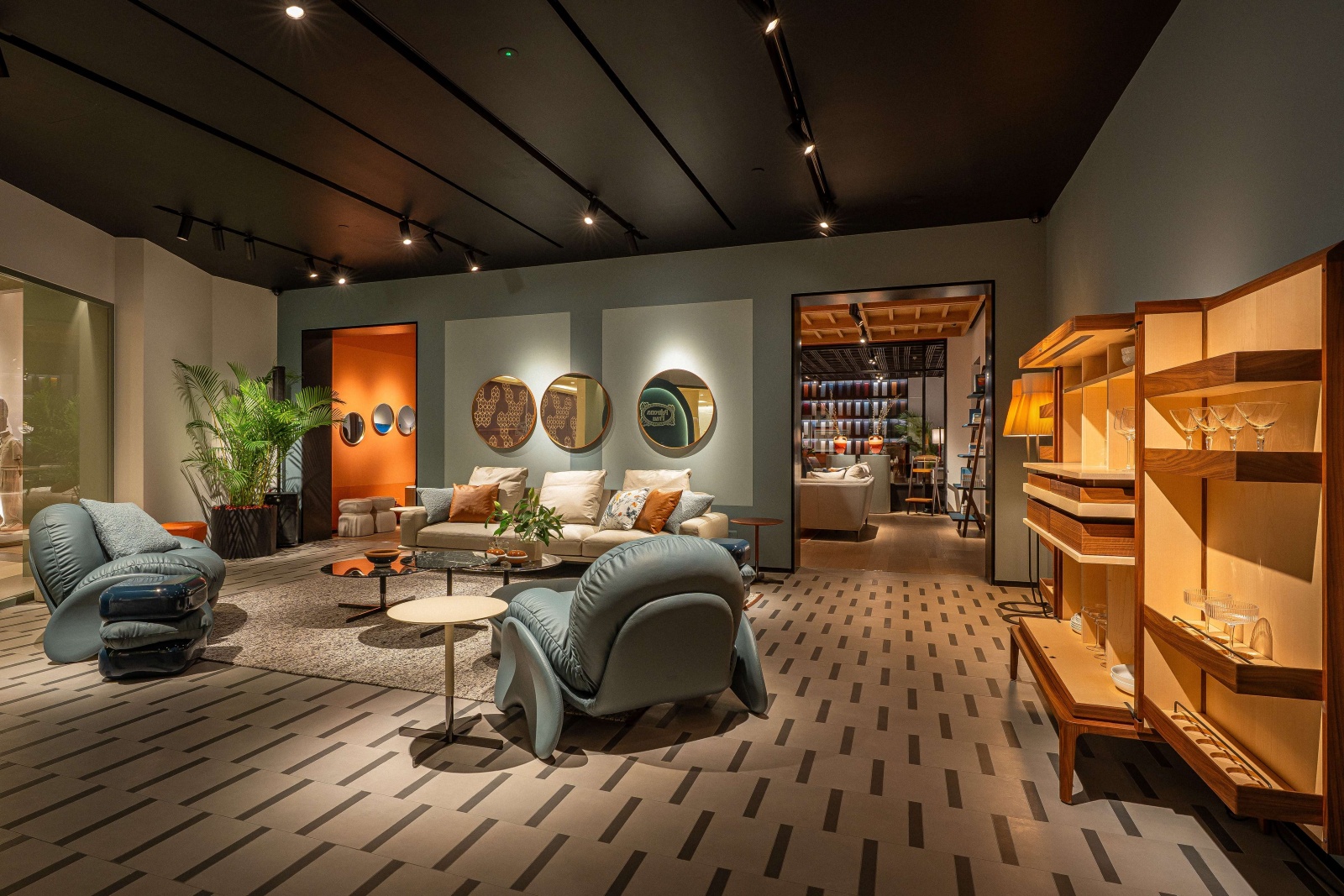 جانب من معروضات متجر بولترونا فراو