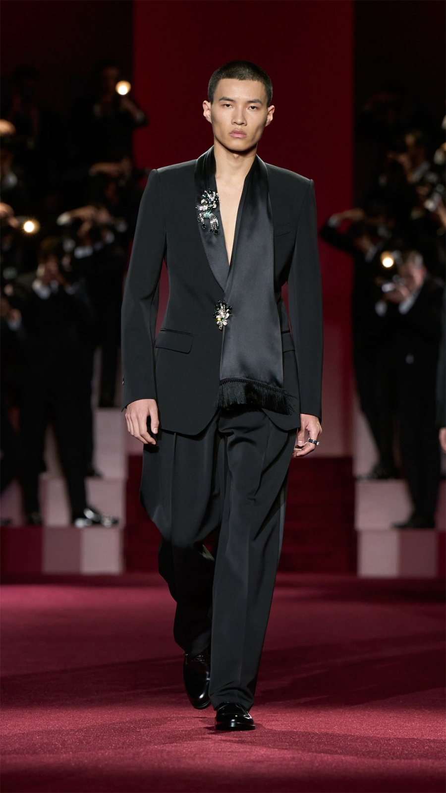 بدلة أنيقة بتصميم مميّز 