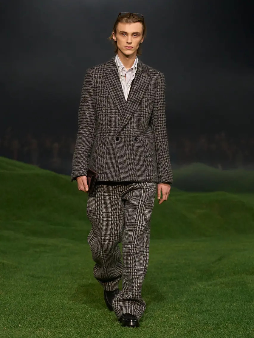 بدلة مزيّنة بمربّعات أنيقة 