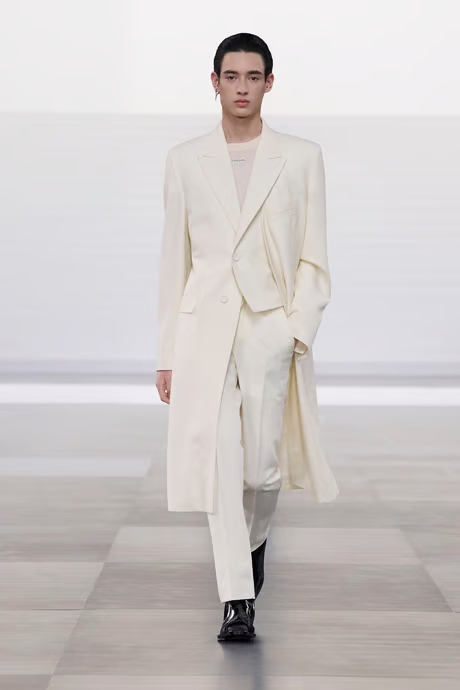 معطف أبيض أنيق بمقاسٍ مضبوطٍ للرجل الأنيق