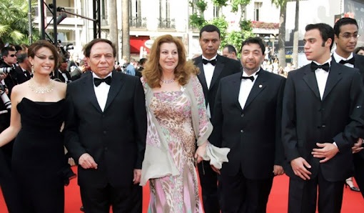 فريق عمل فيلم عمارة يعقوبيان مع زوجة عادل إمام في كان