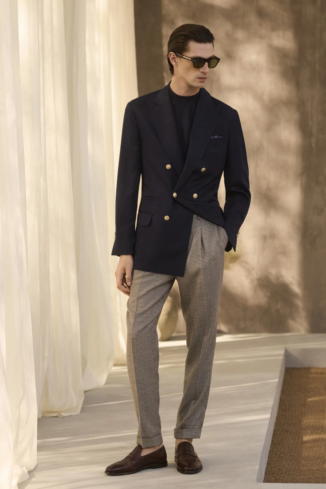 تصاميم كلاسيكية مميزة بألوان محايدة وسروان أنيق 