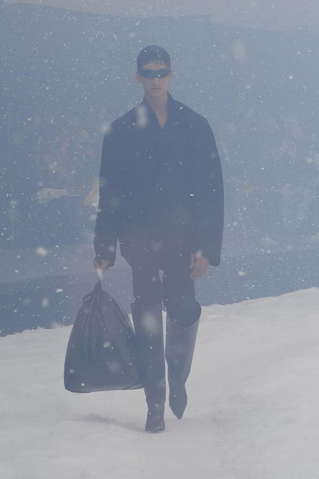 حقيبة سوداء لامعة كبيرة الحجم تشبه أكياس القمامة