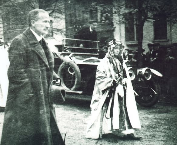 الملك فيصل يرتدي بشت المعلّمة في طفولته ببريطانيا