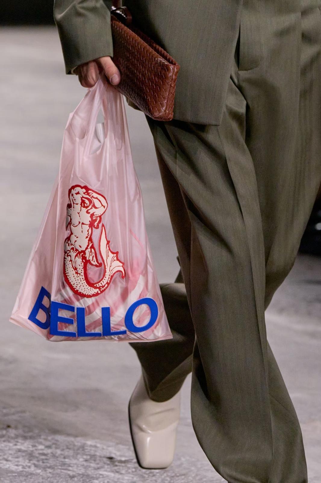 هل ستصدق أن هذا الكيس الذي يبدو بلاستيكيًا، مصنوعًا من الجلد؟ إبداعات بوتيغا فينيتا لا تنتهي!