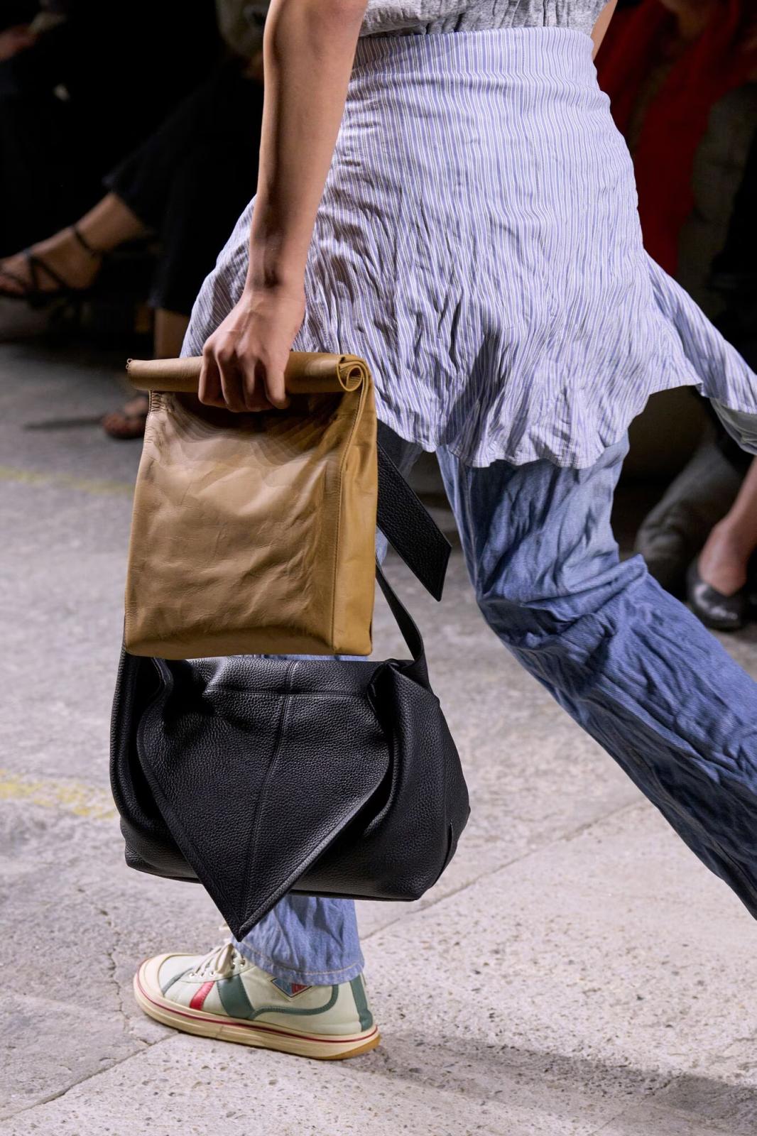 حقائب يد جلدية تشبه حقائب المشتريات الورقية 