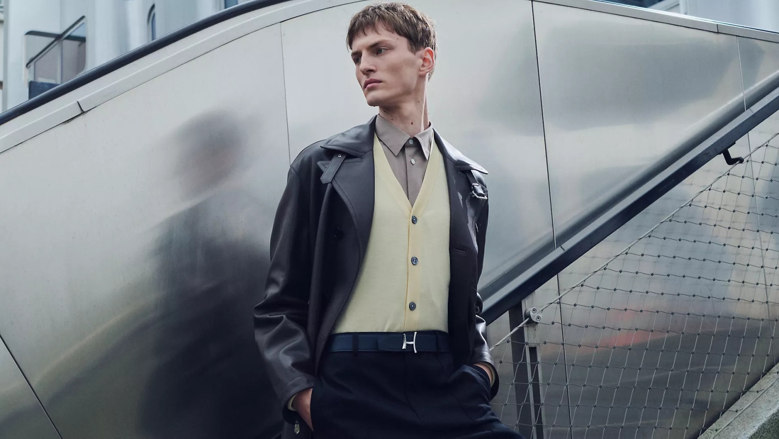 تنسيق أنيق للألوان المحايدة في إطلالة واحدة 