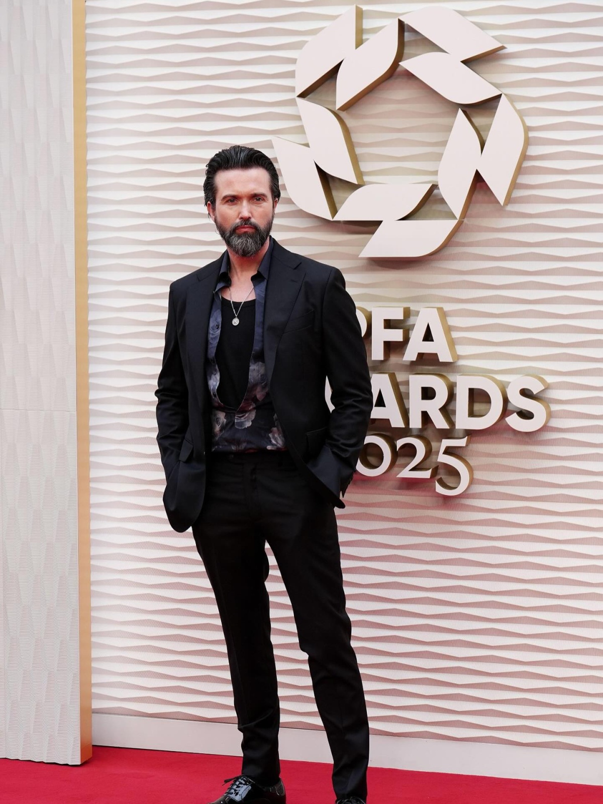 إطلالة عصرية لإيميت جيه سكالان